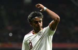 Yamal’dan “Zıplamayan müslümandır” tezahüratına tepki